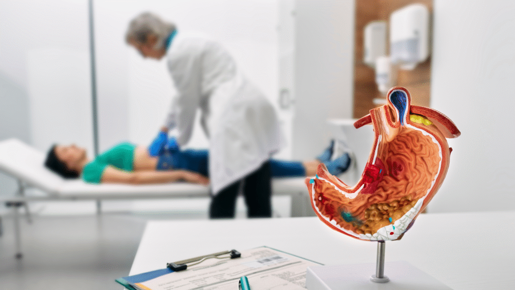 Médico examinando câncer gástrico